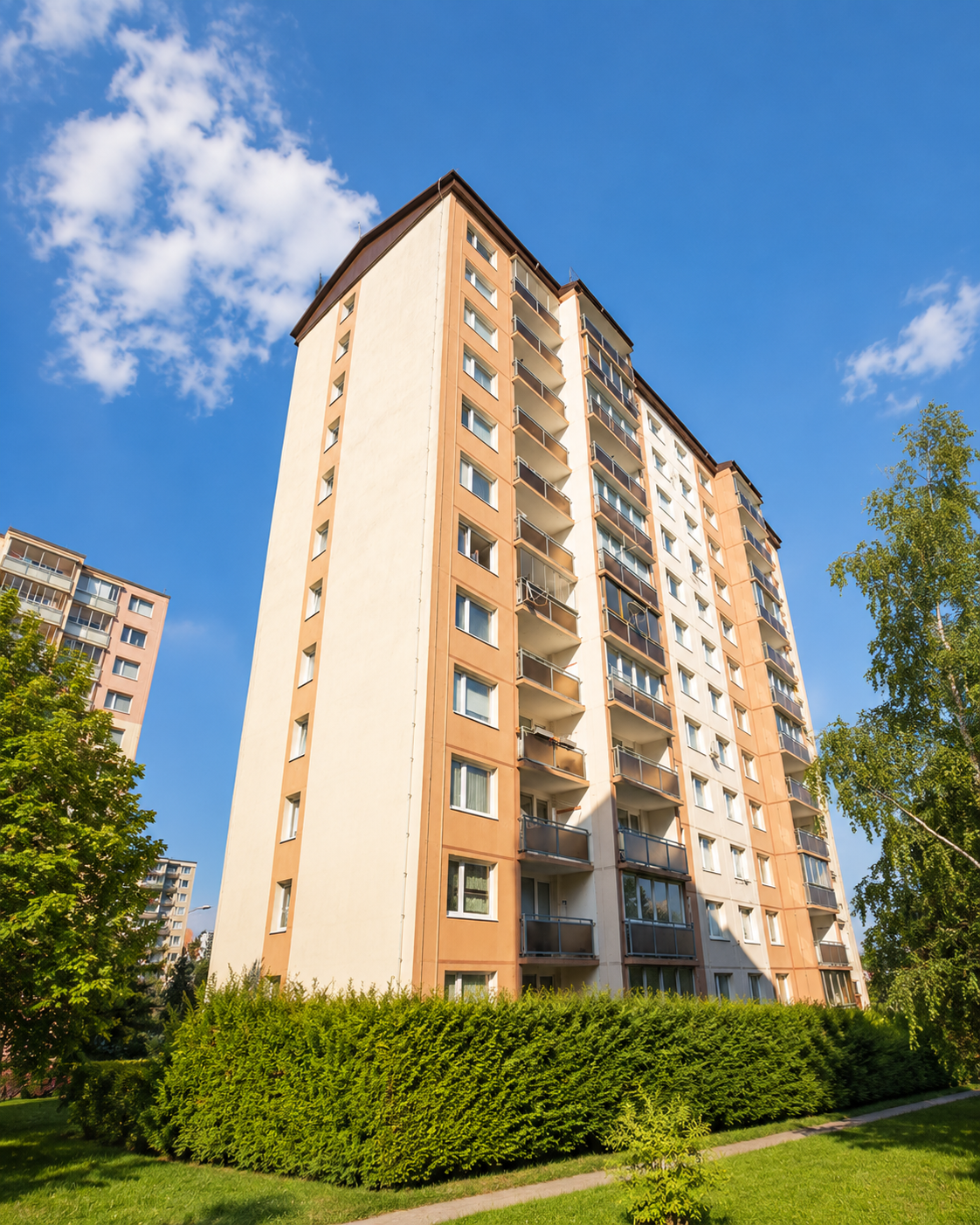 Panelový bytový dům ve správě společnosti Správa domů Plzeň